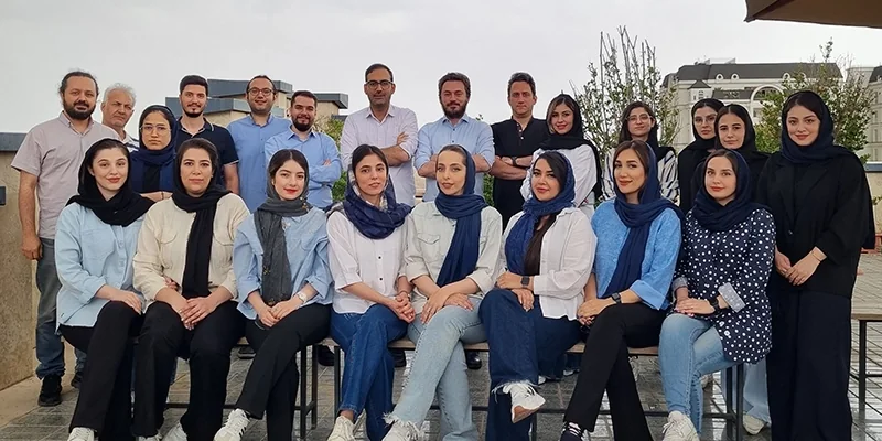 عکس گروهی همکاران پرشینسازه در فضای باز