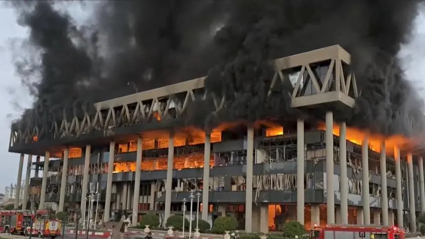 ساختمان شیشه ای